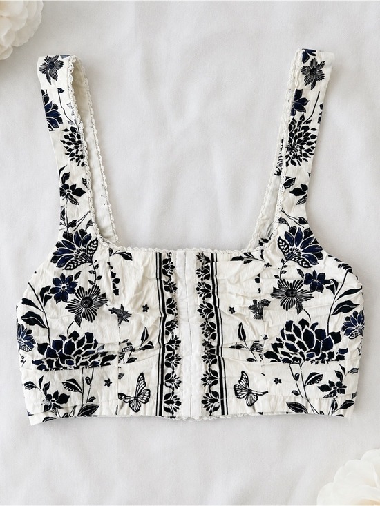 Avec Les Filles Tops - Avec Les Filles White Crop Tank with Black Floral Print in Size Medium | EUC